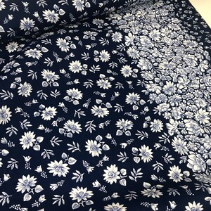 Puede incluir: Tela azul marino con un patr&oacute;n floral blanco. La tela tiene un dise&ntilde;o floral peque&ntilde;o y delicado con un patr&oacute;n repetitivo.