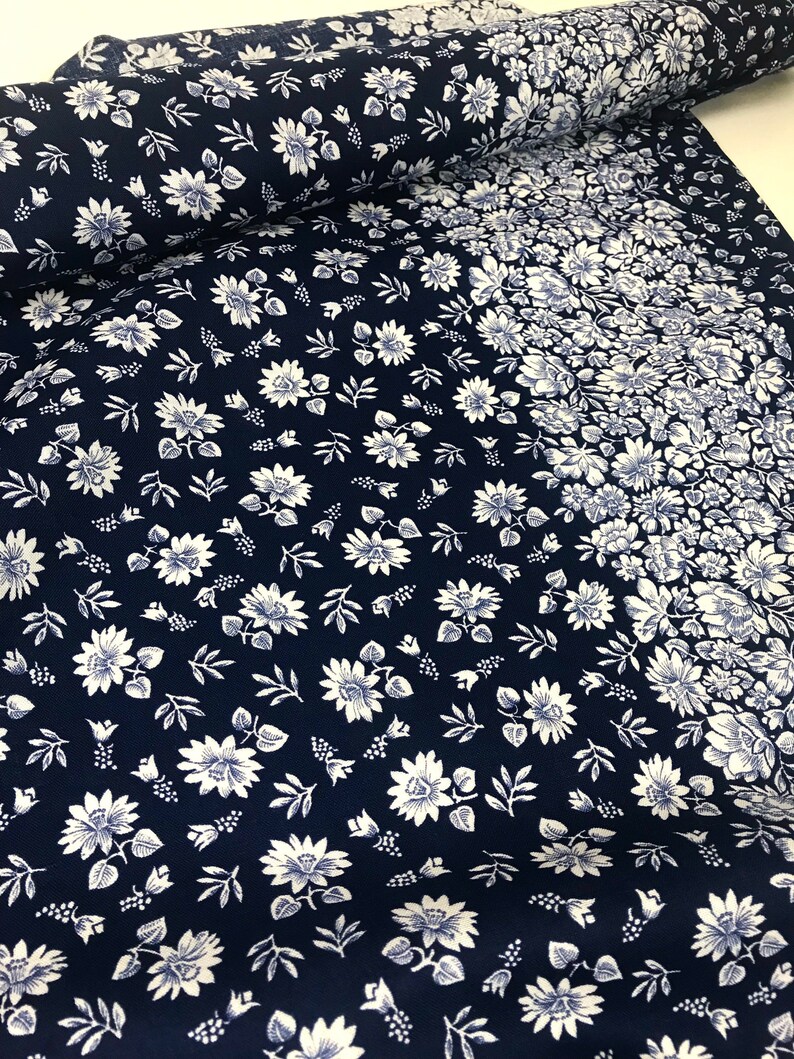 Puede incluir: Tela azul marino con un patr&oacute;n floral blanco. La tela tiene un dise&ntilde;o floral peque&ntilde;o y delicado con un patr&oacute;n repetitivo.