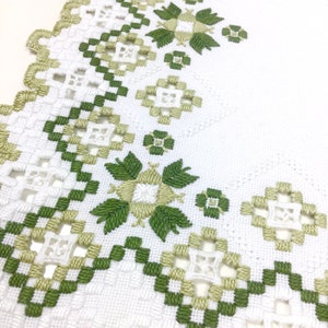 スウェーデンの工芸品 ハーダンガー 手作り刺繍入りリネンテーブルクロス スカンジナビアデザイン 手作り グリーン フォークアート