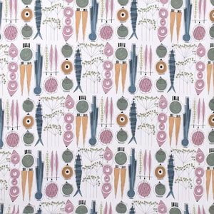 Może przedstawiać: Białe tło z powtarzającym się wzorem stylizowanych ryb, marchewek i innych geometrycznych kształtów w odcieniach niebieskiego, zielonego, pomarańczowego i różowego.
