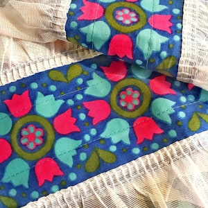 Skandinavischer Vintage Fensterschmuck, floraler Retrostoff mit blau rosa Blumen power Muster. Schwedische Fensteraufhennung