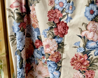 Tela de algodón con estampado floral vintage / Lirios azules grandes y rosas rosas / Material de tapicería de estilo cottagecore romántico para cortinas y cojines