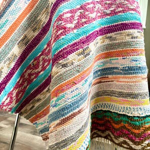 Tapete sueco vintage tecido à mão: tapeçaria de arte popular listrada e colorida