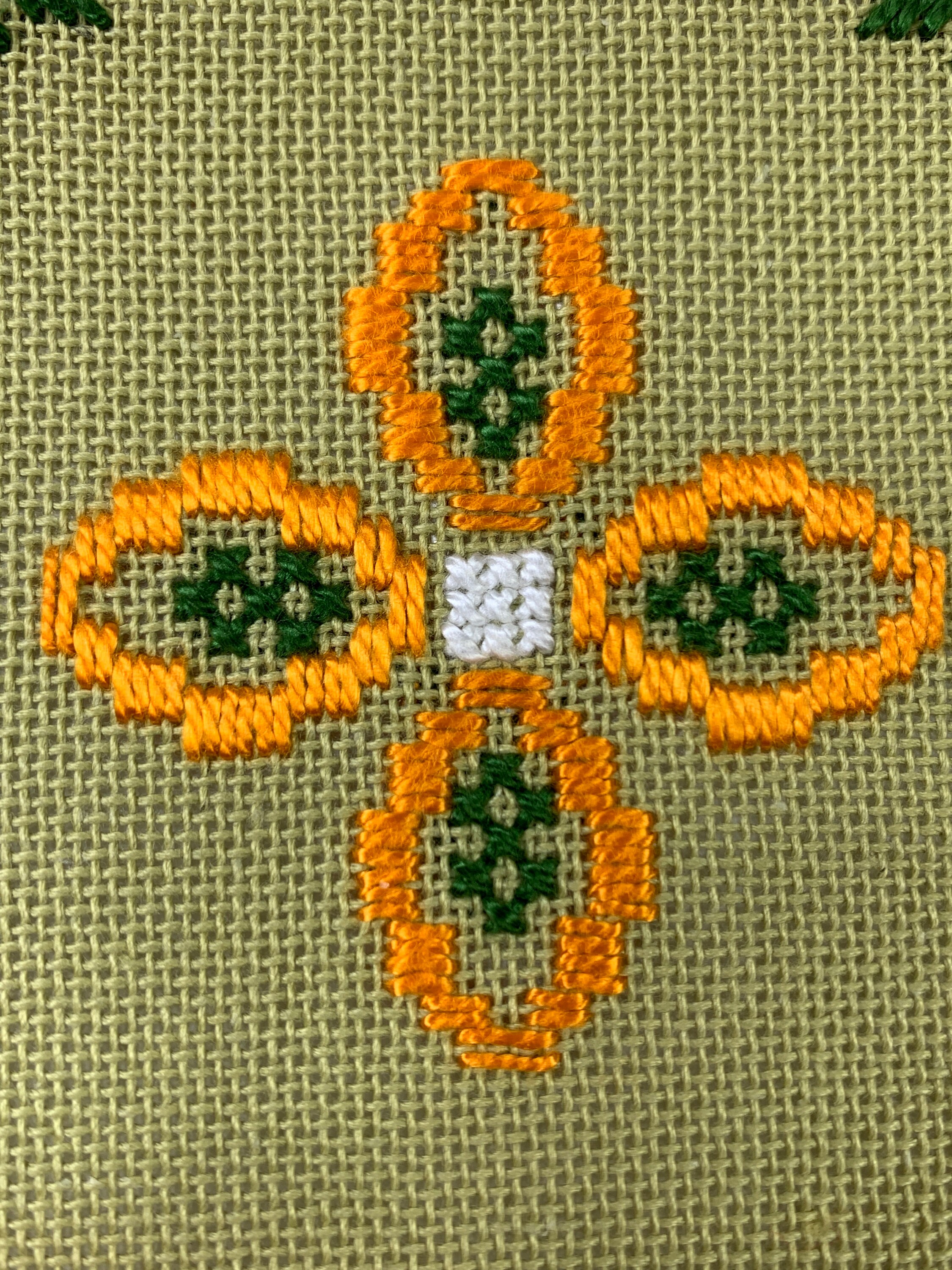 ヴィンテージスウェーデン刺繍リネンテーブルクロス：60年代の花柄