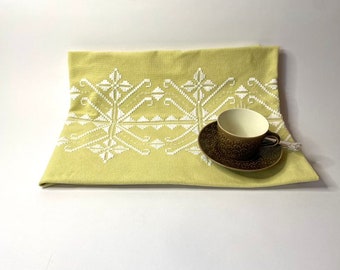 Toalha de mesa artesanal incrível - Ponto acetinado - Base amarela suave com bordado branco - Artesanato tradicional dinamarquês - Estilo moderno de meados do século XX