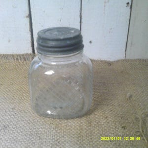 Ruitvormige inmaakpot, pot van 20 ounce met Atlas-deksel van zink met inzetstuk van melkglas. Gewatteerde weckpot. Pot met wafelpatroon.