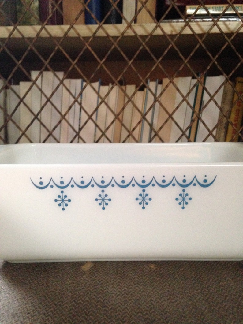 Lovely Vintage Loaf Pan # 34 Blue on White SNOWFLAKE Garland Pattern 1960/'s Great Size Perfect Pyrex Ovenware Desirable Design