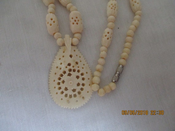 Vintage Hand Carved Bone Beaded Necklace / Vintag… - image 1