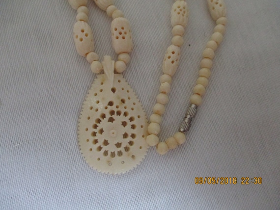 Vintage Hand Carved Bone Beaded Necklace / Vintag… - image 1