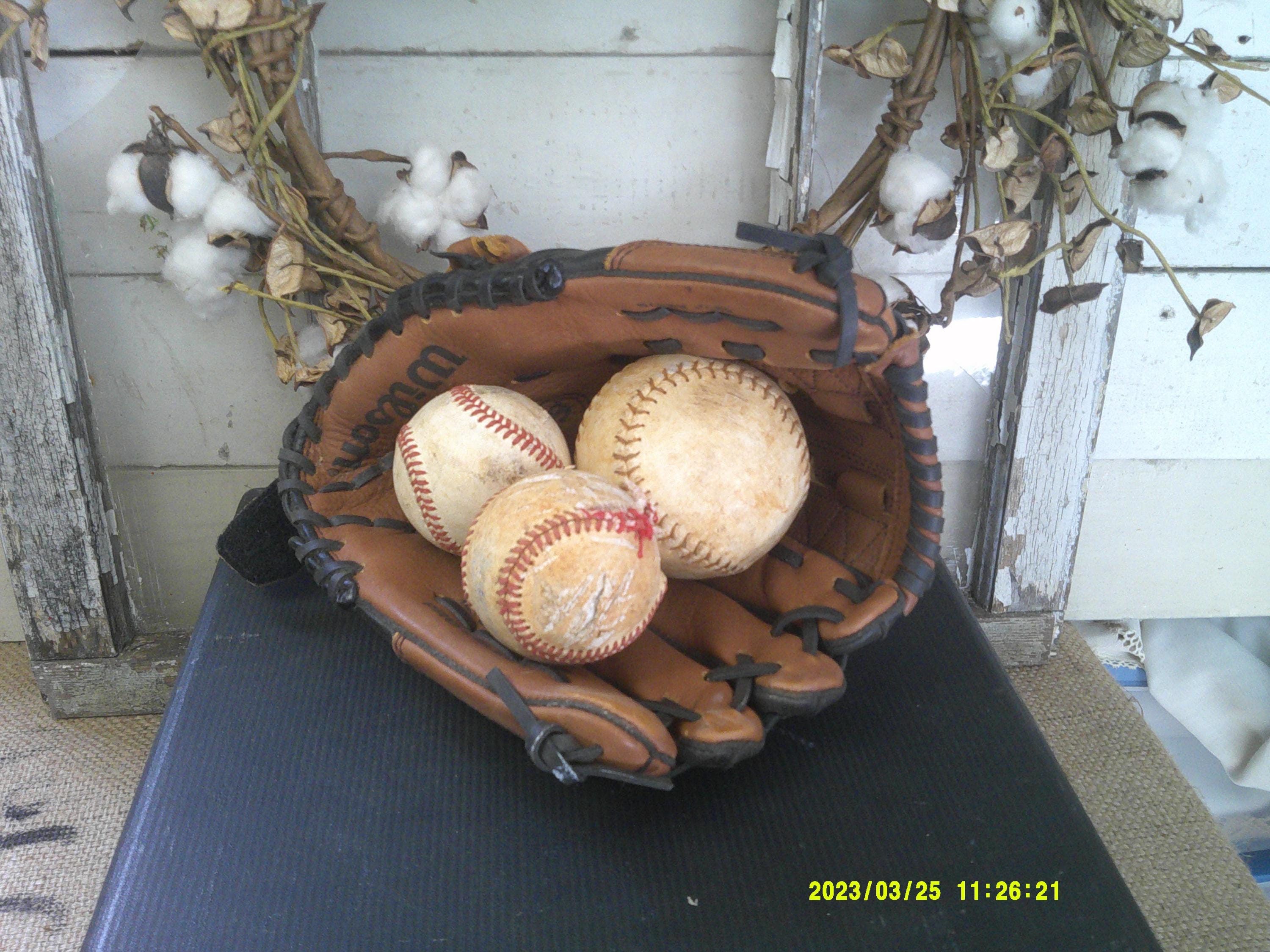 Wilson Leather Ball Glove, Left-Handed, Pro Select. Top Grade leather. Display or use. And there 2 baseball and 1 soft Ball. Display.
