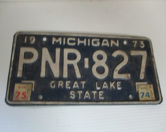 Michigan Auto Tag, 1973, Great Lakes State, letras blancas de Dark Blue Tag, Buen Estado