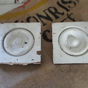 Salvamento arquitetônico - Blocos de pedestal de madeira - Rosetas antigas de Bullseye - Bloco de canto de madeira vintage - Guarnição de janela de porta branca lascada, 5 1/2 x 5 1/2.