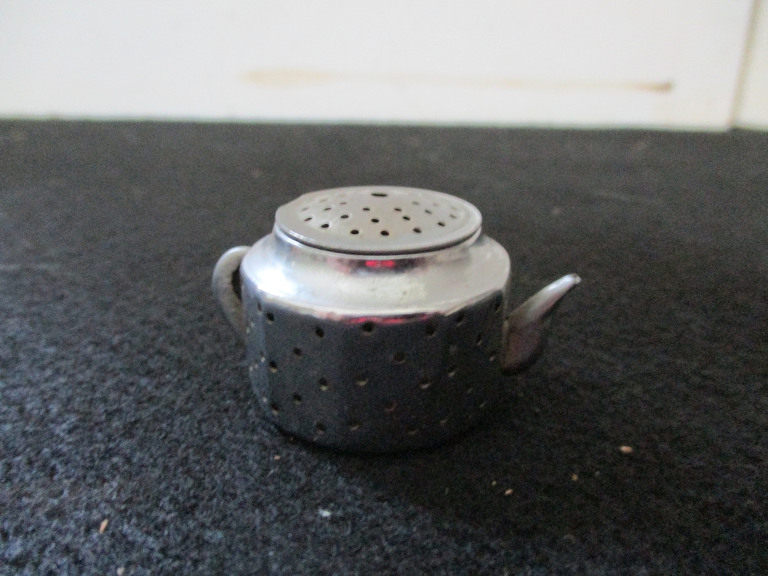 Tiny Tea Pot Passoire à thé Tiny Tea Pot plaqué argent, petite poignée et bec ...