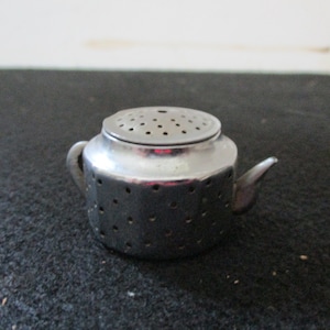 Försilvrad liten tekanna med tesil, litet handtag och pip, locket fälls upp. Märkt på botten, Tillverkad i Japan.
