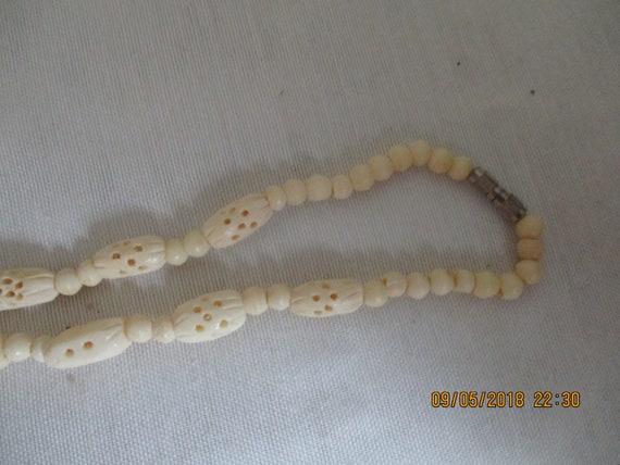 Vintage Hand Carved Bone Beaded Necklace / Vintag… - image 2