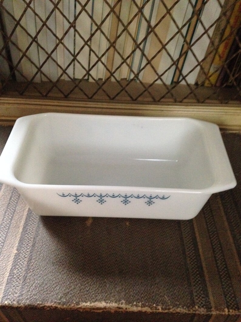 Lovely Vintage Loaf Pan # 34 Blue on White SNOWFLAKE Garland Pattern 1960/'s Great Size Perfect Pyrex Ovenware Desirable Design