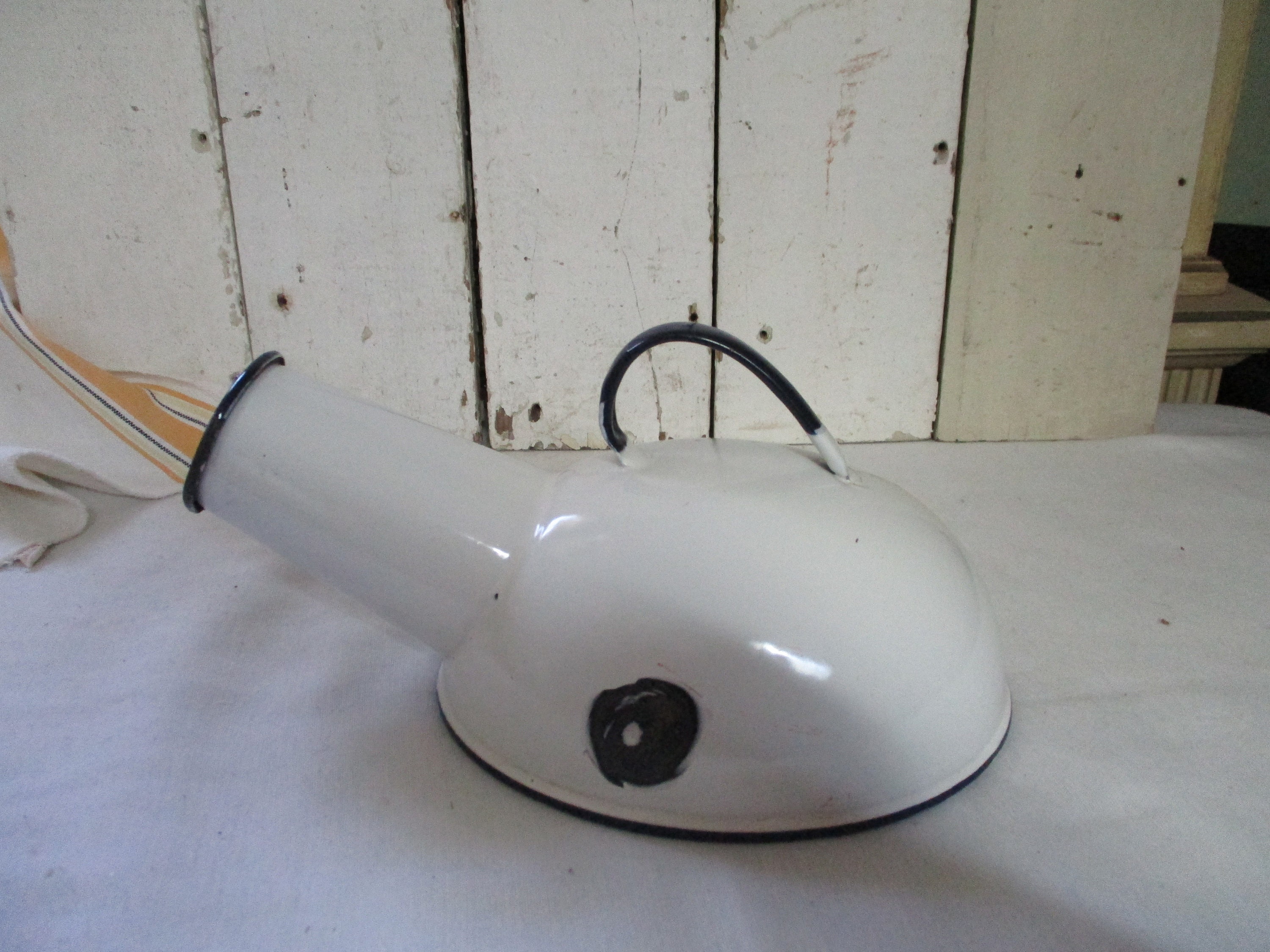 Vintage Cesco Columbian Made Hospital Ware Urinal Bed Pan, Esmalte blanco con ribetes negros.