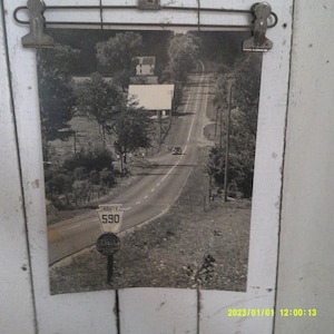 Immagine della State Route 590 che attraversa l'Ohio. Splendida vecchia foto in bianco e nero di un'auto che attraversa la campagna.