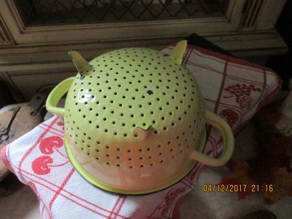Passoire égouttoir ancienne tôle émaillée moucheté jaune Vintage cuisine