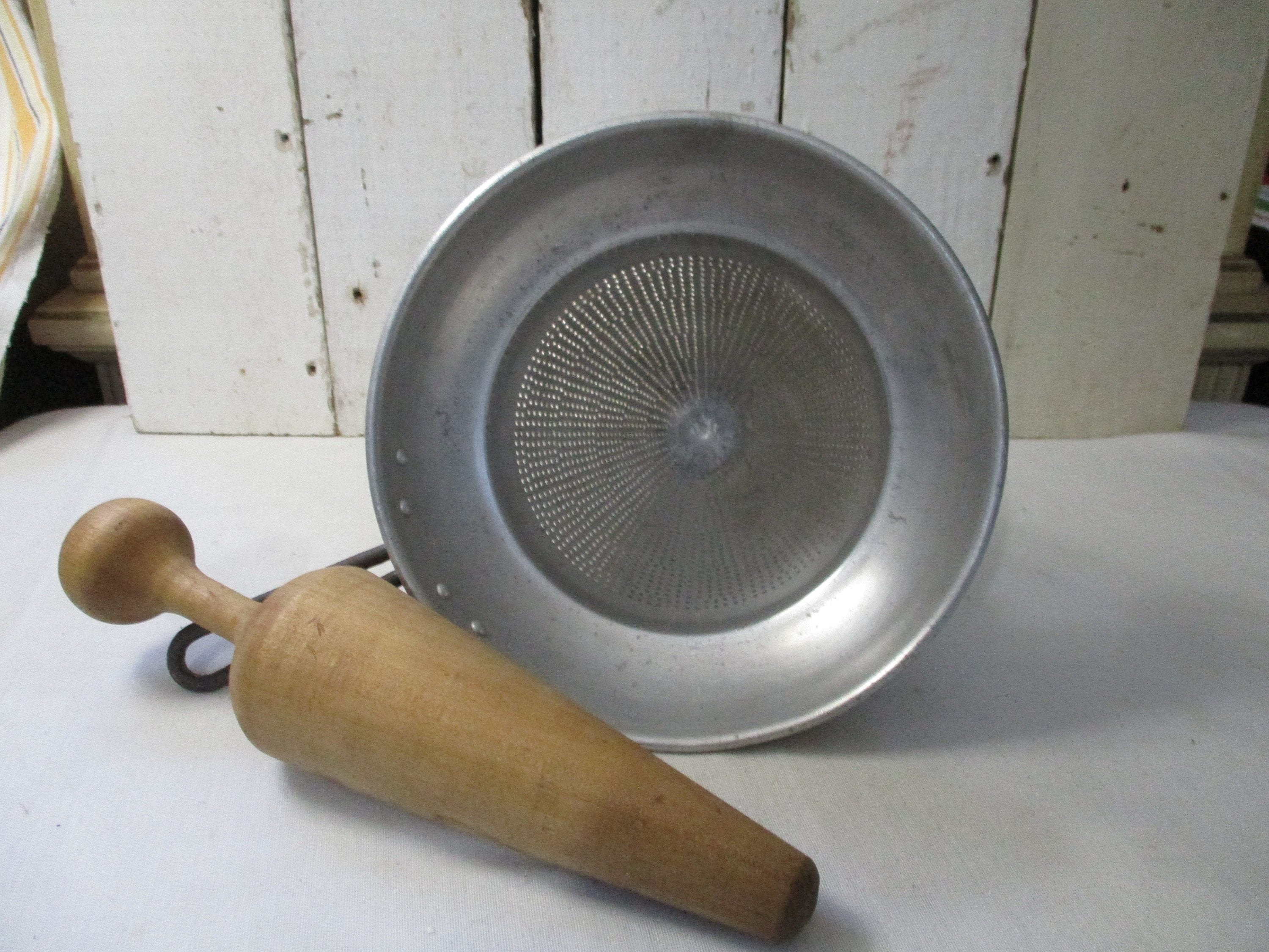 retro red plastic hand crank tomato sauce squeezo strainer juicer food mill  made in Italy