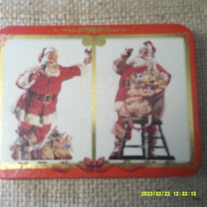 Cartas de jogar Coca Cola, Papai Noel nas cartas. Coke Tin New Old Stock Nunca aberto, 2 pacotes de cartas de jogar, 1994.