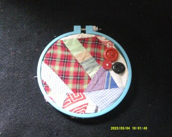 Hand Quilted Art in 5 1/2 inch Embroidery Hoop, Hand stitched quilt piece, 3 Vintage Buttons