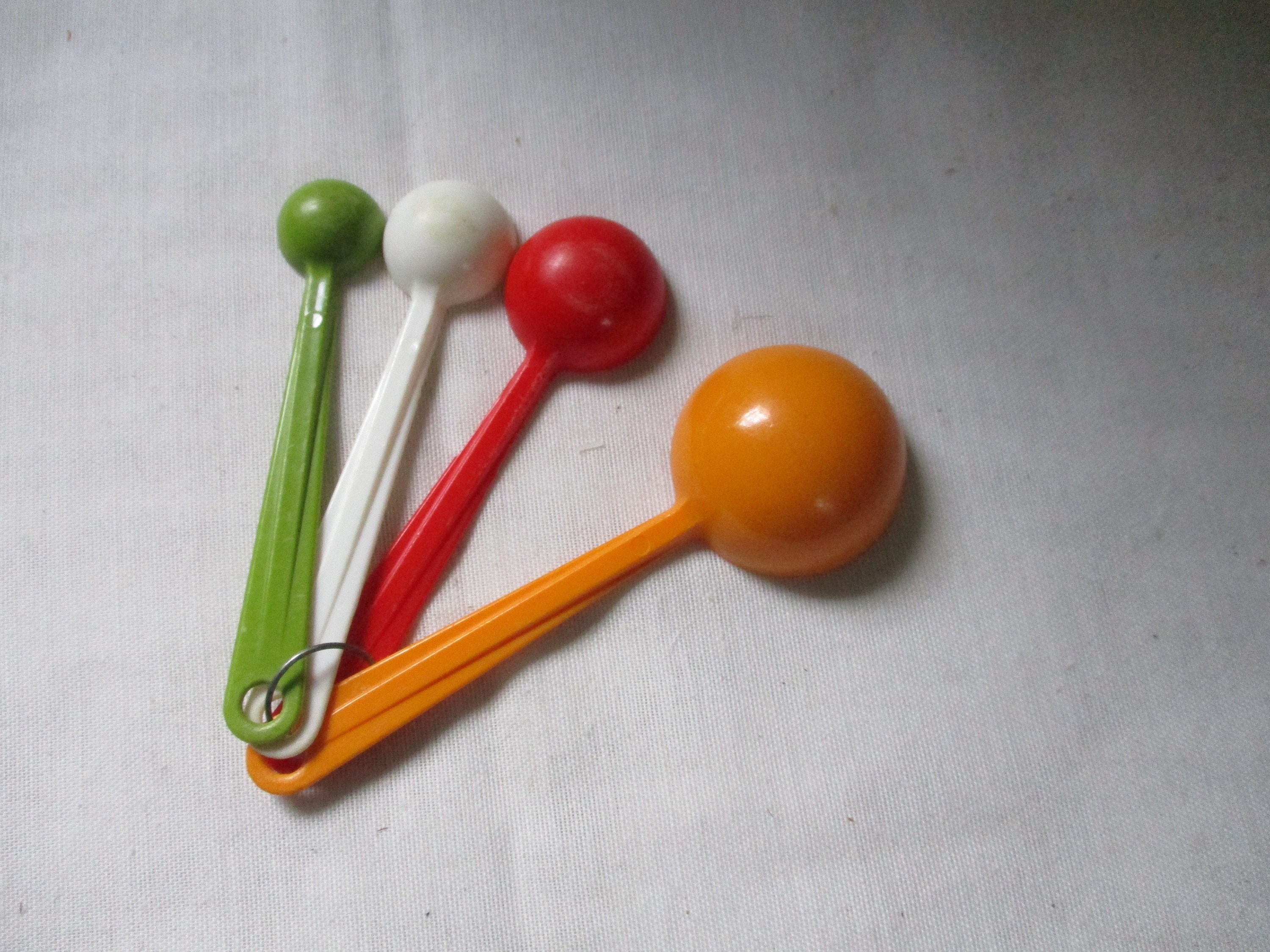 Retro Plastic Measuring Spoons, Orange, Red, White and Green Plastic. 1  TBLE, 1 Teaspoon, 1 Third and 1 Fourth. 