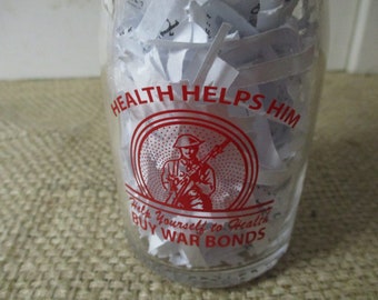 Half Pint Glasmilchflasche, rote Beschriftung, &quot;Gesundheit hilft ihm&quot;, &quot;&quot;Hilfe sich selbst, Gesundheit, Kriegsanleihen kaufen.&quot;&quot; Exzellenter Zustand.
