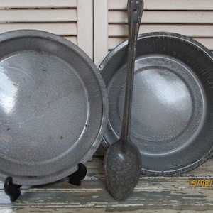 Coleção de três peças de esmaltados cinza, panela pequena, forma de torta e colher grande. Padrão de redemoinho cinza, granito vintage, utensílios de cozinha colecionáveis