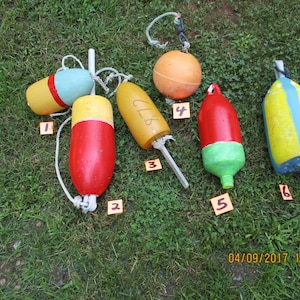 Hummerkäfig Buoys, Vor der Küste von Maine. 6 Hummerkäfig Buoys, Füge dein maritimes Thema hinzu.