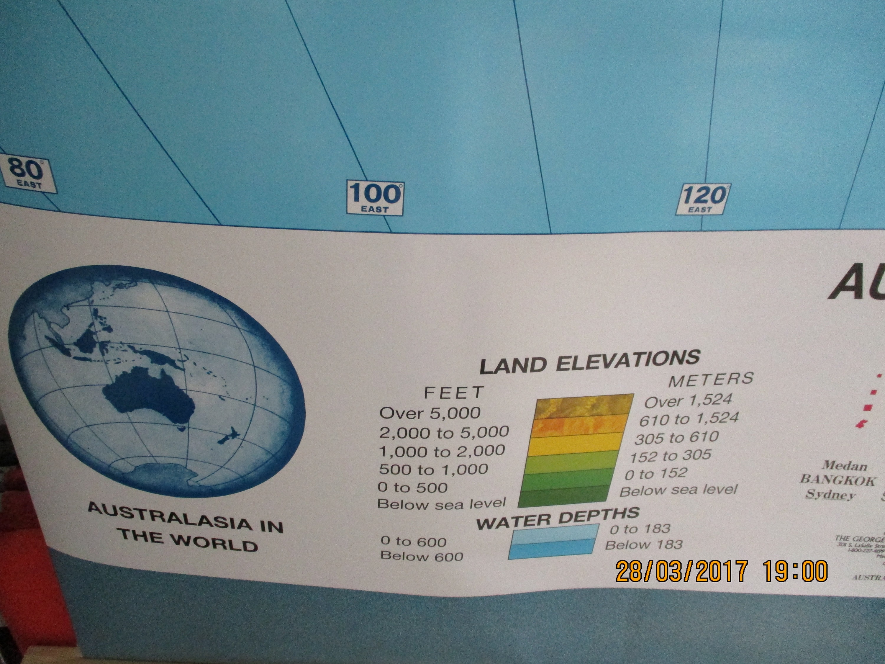 昔ながらのプルダウン式のオーストラリア大陸地図。未使用。壁の