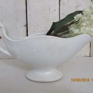 Wunderschönes weißes Unmarkiertes Ironstone Gravy Boat, 9&quot; lang 3 1/4&quot; breit und 4 1/4&quot; groß. Ironstone Sammler, hier ist ein tolles Stück.