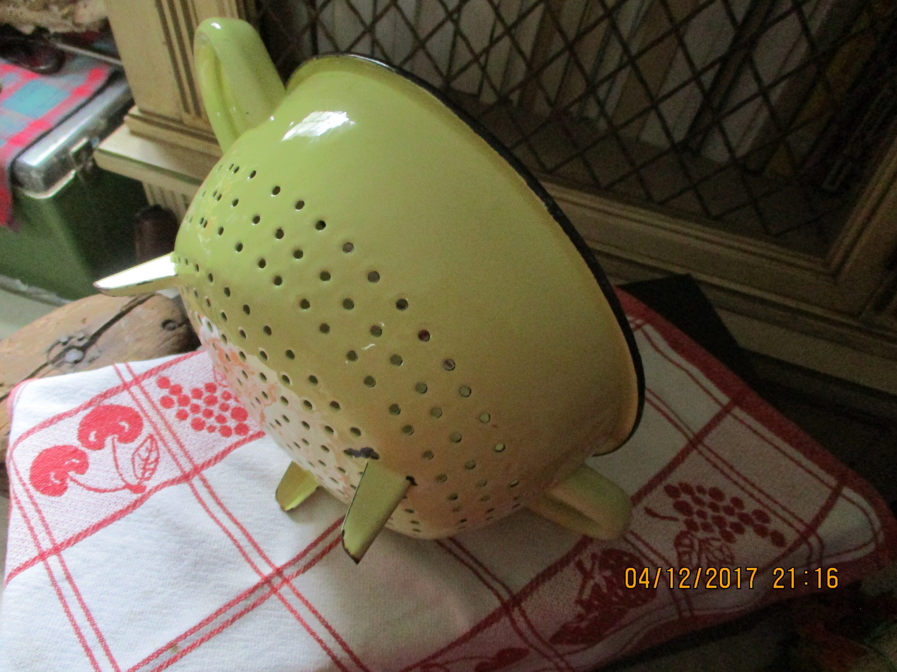 Passoire Louche émaillée Vintage – Jaune – Années 1960 – Ustensile Cuisine Rétro
