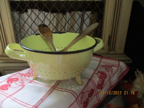 Pot forme seau et plat anciens en métal émaillé jaune paille et blanc
