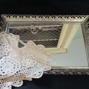 Rechteckige Spiegelschale, Goldfiligrane Kanten und Samtboden mit Kunststofffüßen. Misst 45 cm x 21 cm. LovelyTray für deinen Waschtisch.