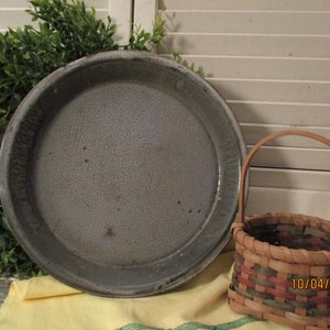 Vintage Granite Ware Pie Pan, Gray Back and Front. Measures 11&quot; across, Rim is 1&quot; tall
