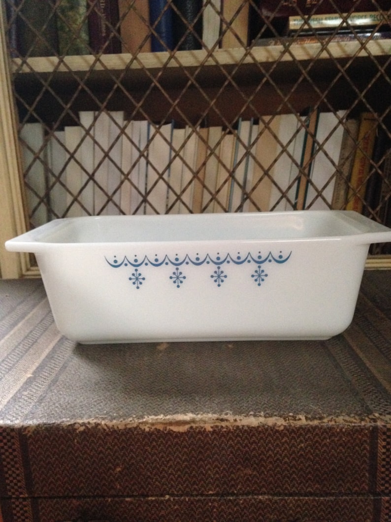 Lovely Vintage Loaf Pan # 34 Blue on White SNOWFLAKE Garland Pattern 1960/'s Great Size Perfect Pyrex Ovenware Desirable Design