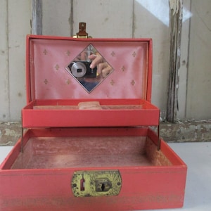 Small Vintage Little Girls Jewelry Box, Corral Color, Pink Felt lining inside and small mirro. Working latch.