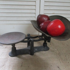 Vintage Cast Iron Kitchen Scales, Measure 11 3/4 inches across and 5 1/2 inches wide. Great Farmhouse Décor.