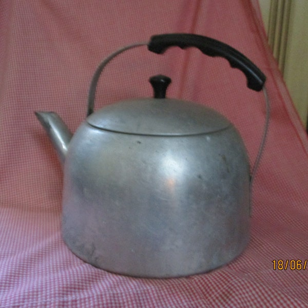 Vintage Wearever Aluminum Kettle, Bakelite Knob and Handle, Wear-Ever No. 3055 Model, Great Display Item or use as Flower Container.