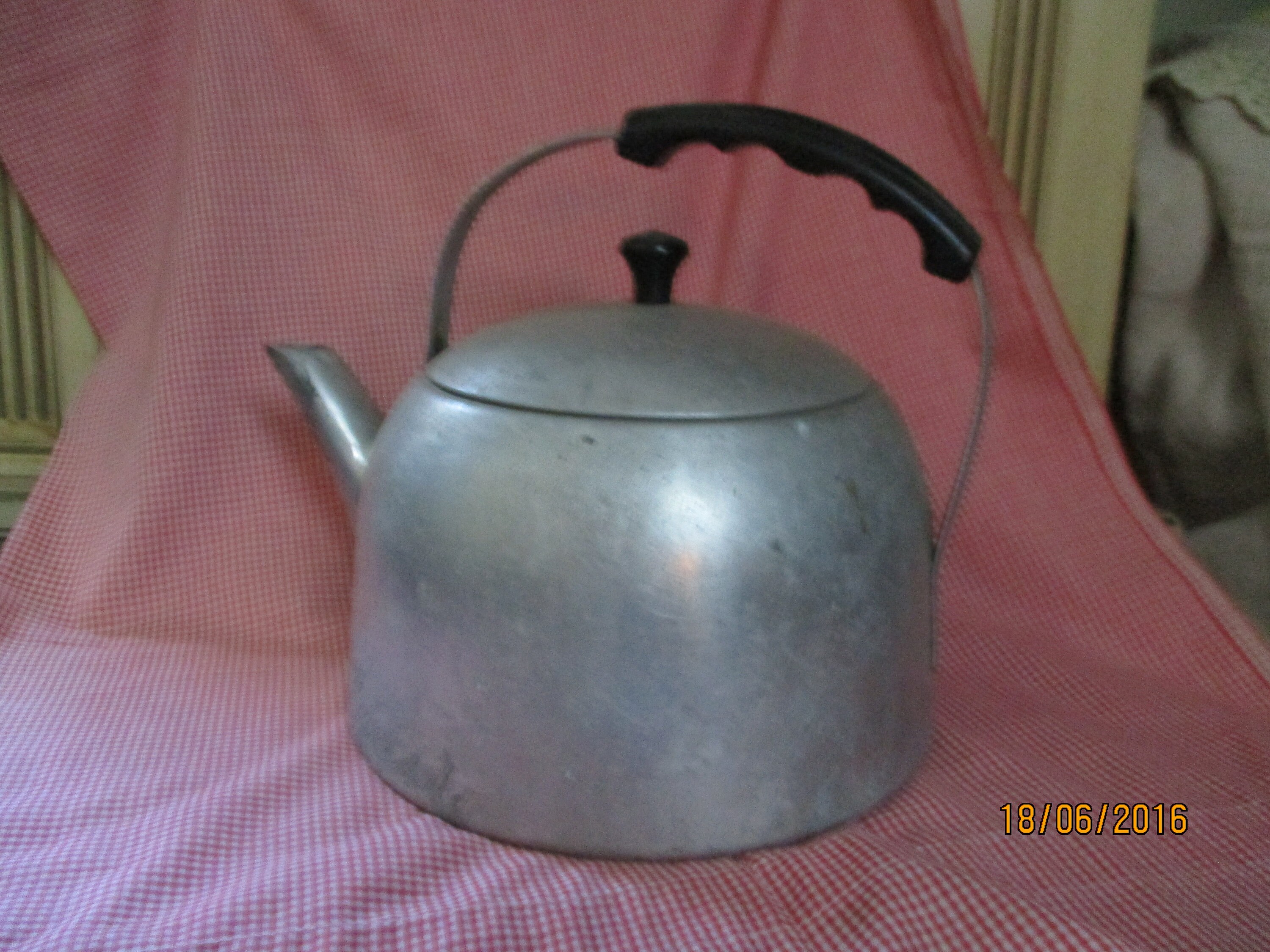 Vintage Wearever Aluminum Kettle, Bakelite Knob and Handle, Wear