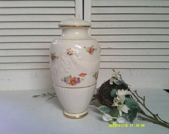 Lámpara Salvage, preciosa base de lámpara estilo años 40, flores de primavera y adornos dorados, 11 1/4 pulgadas de alto. Tiene guirnalda Swag entre flores.