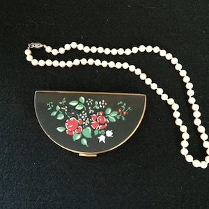 Vintage Compact Gold Compact Metalfield Compact miroir Compact noir avec des fleurs roses et rouges et feuilles vertes ne semble jamais utilisé