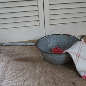 Grand égouttoir à vaisselle mouchetée, vaisselle en granit gris, vaisselle mouchetée grise, long manche et un crochet pour reposer sur une poêle. 14 pouces de longueur.