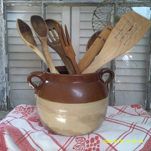 Vacker vintage bönkruka, dubbla handtag, brun och beige, inget tillverkarmärke, inget lock, utmärkt för förvaring av bestick, mäter 20 cm i diameter.