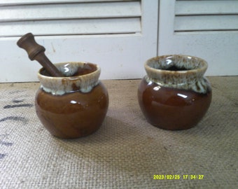 Bruine keramische steengoed bruine druppelhoningpot. Afmetingen 3 1/2 x 3 1/4. Houten Honingdipper gaat als eerste naar aankoop.