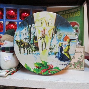 Vintage Christmas Cookie Tin, 7" da altra parte e 2 1/2" alto, cavallo e carrozza, coppie del Victorian, Cowboy con Larret, lati blu