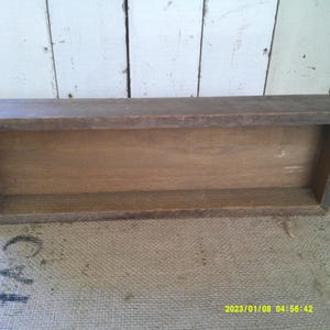 Long Narrow Shadow Box jest ręcznie wykonany ze starego drewna stodołowego. Wymiary 18x6 cali.