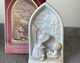 Momentos preciosos - "Bienaventurados los misericordiosos" - La quinta bienaventuranza" de la colección de vidrieras de la capilla.