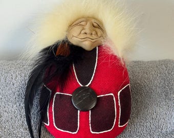 Figura colgante de amuleto de buena suerte de pequeño jefe vintage que sonríe mucho - Esquimal